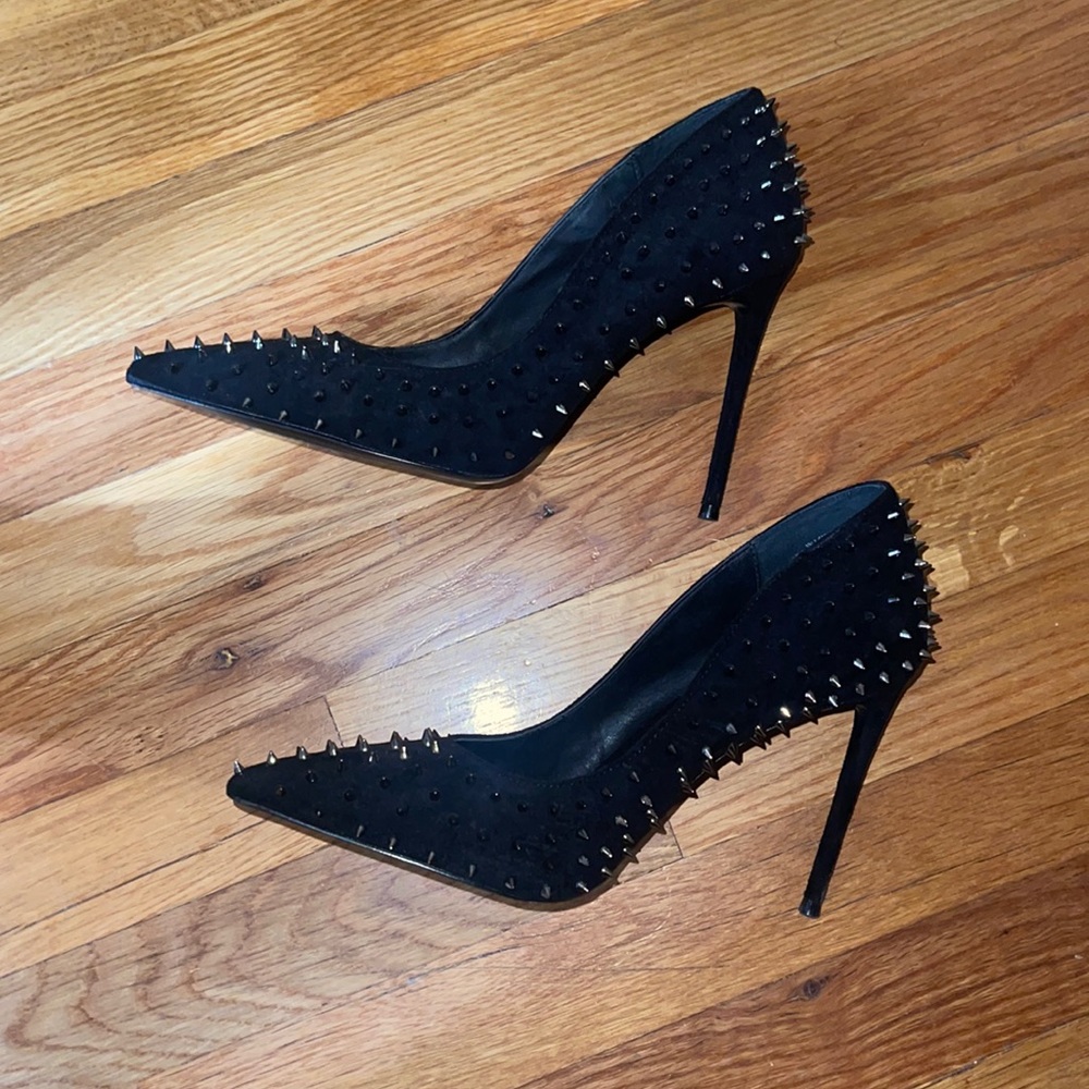 Warn one time 
beautiful black heels with accessories, black color size 9